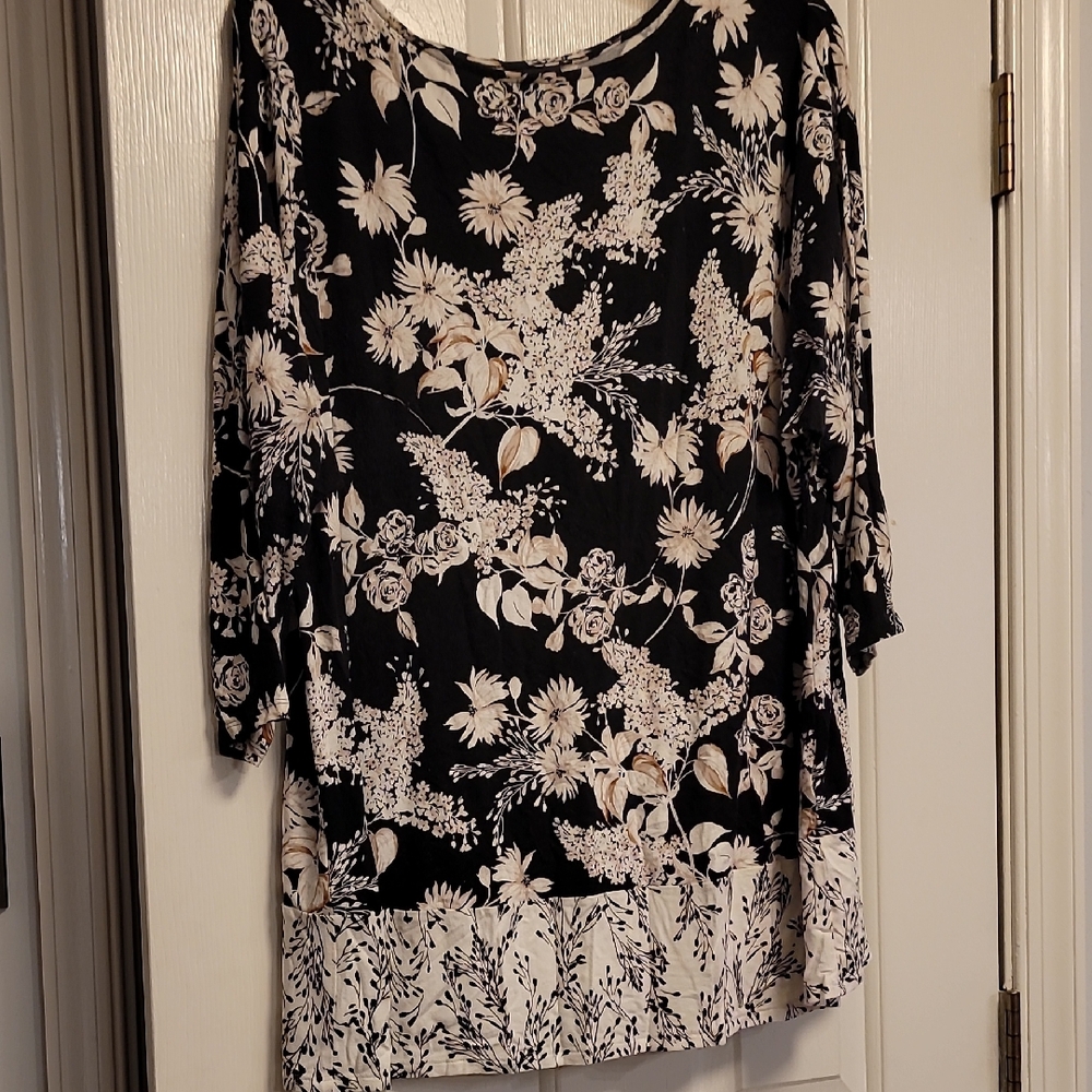 J. Jill Wearever Collection Black and Cream Floral Tunic. Great For Fall